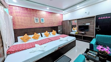 Habitación cuádruple estándar, vistas al jardín | Escritorio, tabla de planchar con plancha, wifi gratis