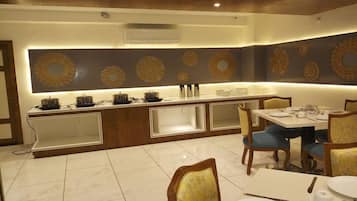 Daily cooked-to-order breakfast (INR 500 per person)