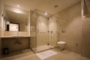 Suite ejecutiva, 1 cama matrimonial | Baño | Regadera, regadera tipo lluvia, bidet, toallas 