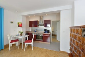 Kühlschrank, Ofen, Geschirrspüler, Hochstuhl