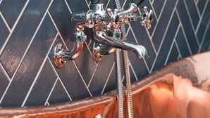 A bathroom with a bathtub, a chrome faucet, and a shower head. - The Cornish Arms (Tavistock)