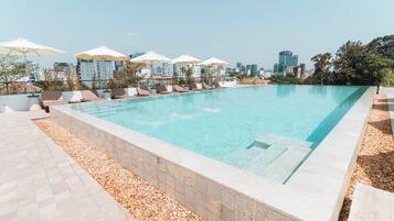 Außenpool, geöffnet von 07:00 Uhr bis 22:00 Uhr, Sonnenschirme