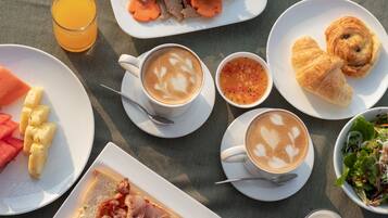 Desayuno buffet diario (USD 10 por persona)