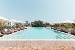 Piscine extérieure, parasols de plage