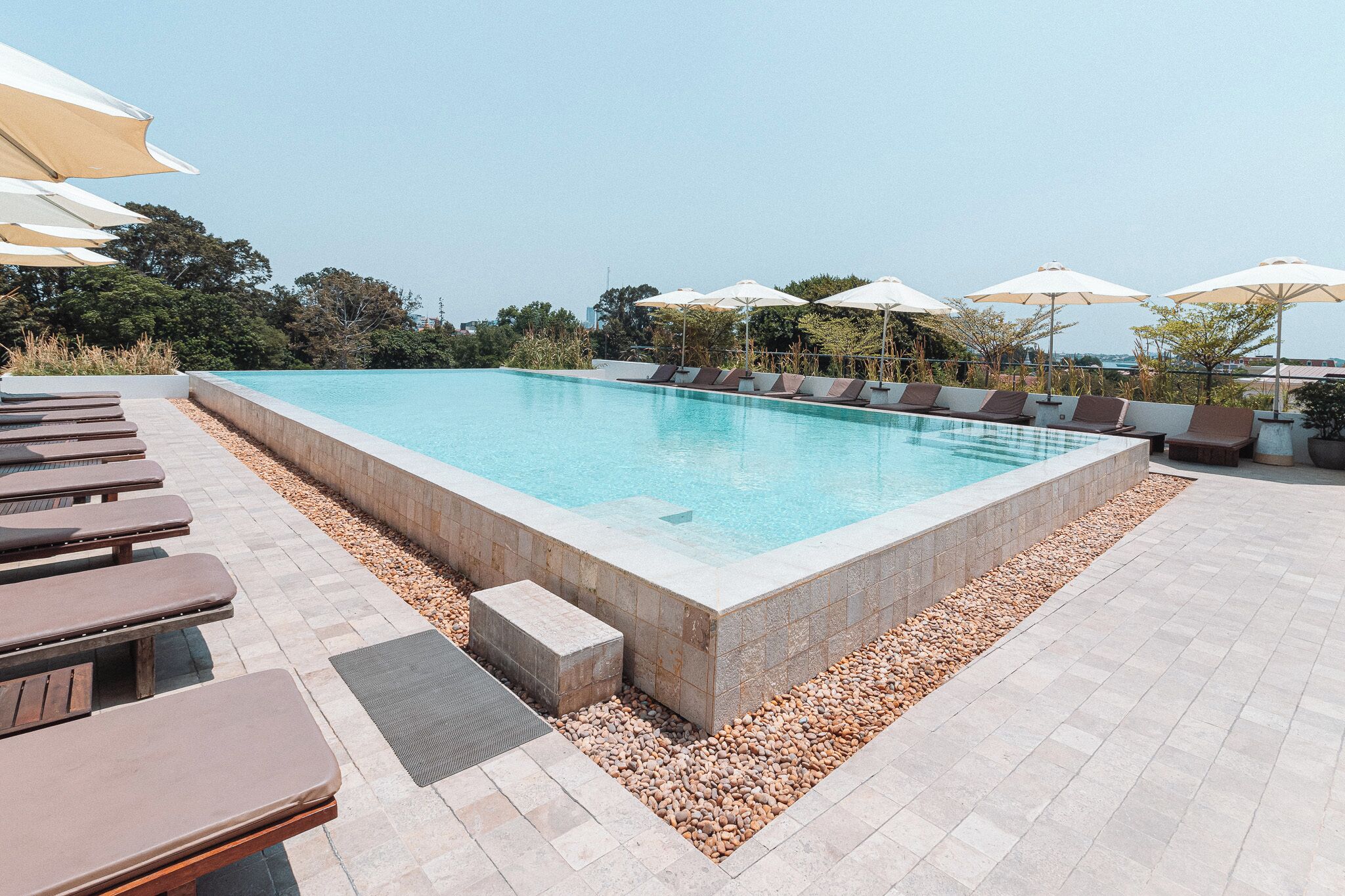 Una piscina al aire libre, sombrillas