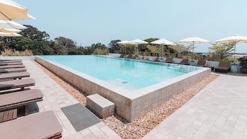 Piscine extérieure, parasols de plage
