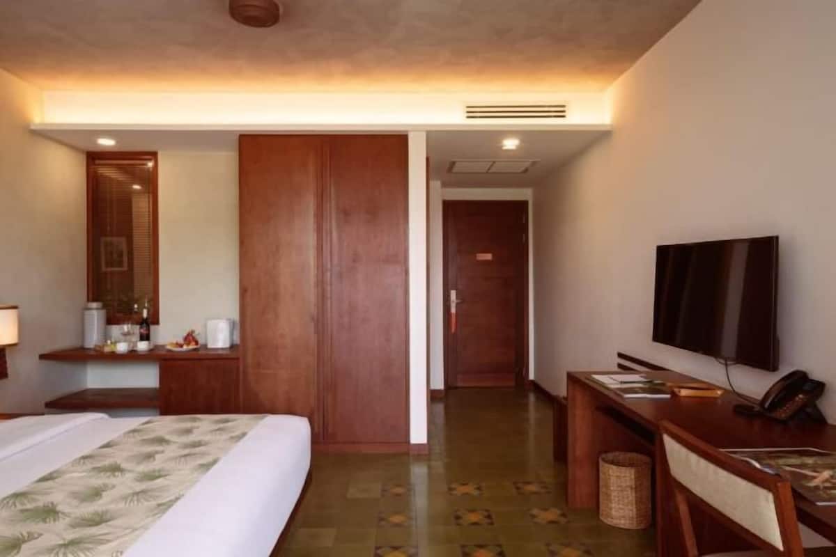 Minibar, in-room safe, desk, laptop workspace