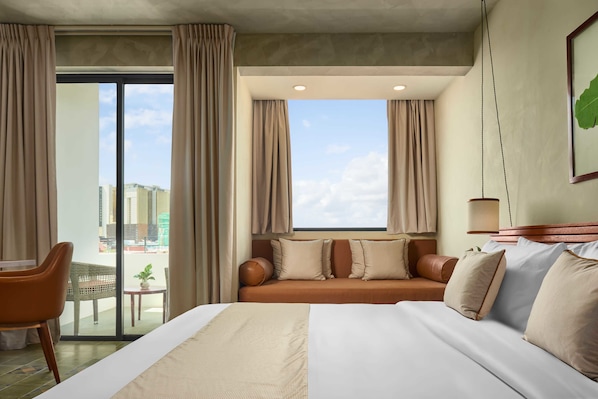 Quarto casal luxo (Penh House) | Frigobar, cofres nos quartos, escrivaninha