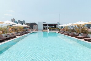 Een buitenzwembad en parasols bij het zwembad