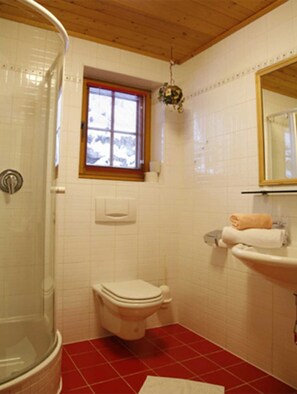 Een douche, handdoeken