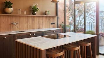 Designovy apartman, 2 loznice, terasa, Executive patro (Joy) | Cocina privada | Refrigerador, parrilla de estufa, cafetera y tetera y tetera eléctrica