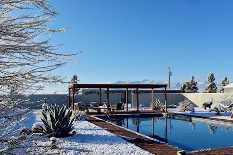 Pool. Private POOL Cottage Games Grill Fire Pit Mtn Views 1hr to Death Valley & Vegas