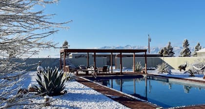 Casa de campo tranquila de 1100 pies cuadrados con piscina Vistas a la montaña y herraduras para el fuego