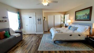 1 slaapkamer, een bureau, een strijkplank/strijkijzer, reisbedje