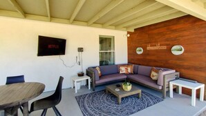 Outdoor dining - Secluded Pool Oasis  Mountain Views & Sunsets 1hr to Death Valley & Vegas (Pahrump)