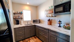 Private kitchen - Secluded Pool Oasis  Mountain Views & Sunsets 1hr to Death Valley & Vegas (Pahrump)