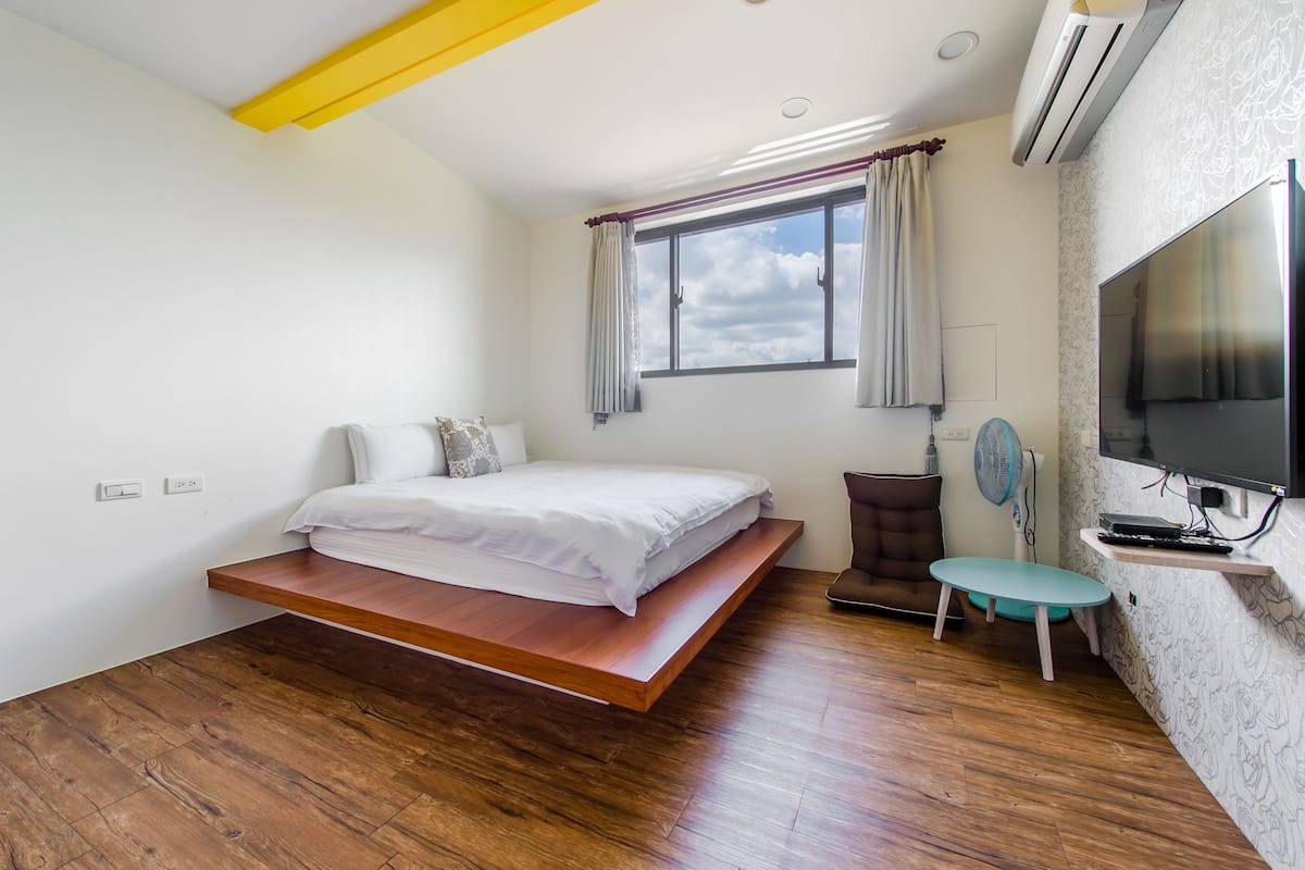 Individually furnished, desk, blackout curtains, free WiFi