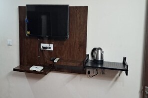 Iron/ironing board - Hotel VEE (Chamba)