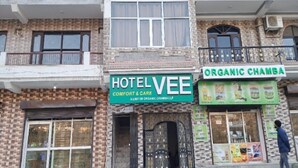 Um hotel com uma placa indicando 
