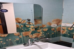 Superior kamer | Badkamer | Een douche, gratis toiletartikelen