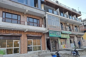 Front of property - Hotel VEE (Chamba)