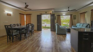 Phòng Deluxe | Khu vực ăn uống tại phòng