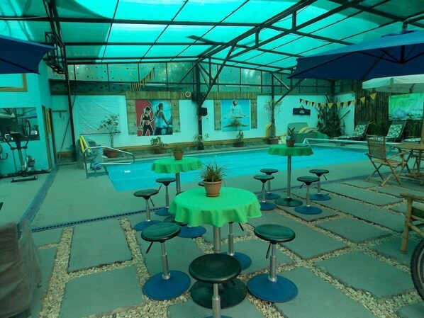 Poolside bar - Hotel & Spa Old House (San José)