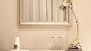 Comfort Double Room, 1 Double Bed, Balcony | Premium bedding, minibar, desk, WiFi (free) - B&B Le Funicolari (Naples)