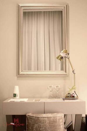 Chambre Double Confort, 1 lit double, balcon | Literie de qualité supérieure, minibar, bureau, Wi-Fi gratuit