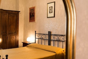 Quarto casal ou duplo básico | Cofres nos quartos, escrivaninha, Wi-Fi de cortesia, roupa de cama