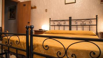 Basic-Doppel- oder -Zweibettzimmer | Zimmersafe, Schreibtisch, kostenloses WLAN, Bettwäsche