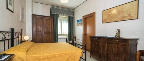 Quarto casal ou duplo básico | Cofres nos quartos, escrivaninha, Wi-Fi de cortesia, roupa de cama