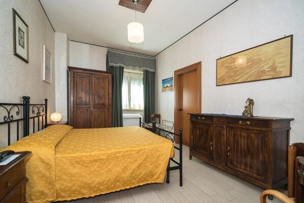 A room with a bed, wooden wardrobe, and a desk with a chair. - Albergo Ristorante Stella (Palestrina)