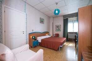 A bedroom with a bed, bedside table, and a window with curtains. - Albergo Ristorante Stella (Palestrina)