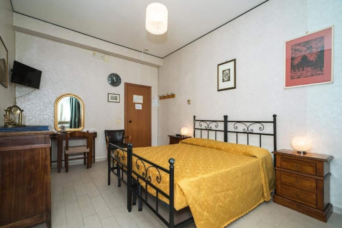 Eenvoudige kamer, 1 twee- of 2 eenpersoonsbedden | Een kluis op de kamer, een bureau, gratis wifi, beddengoed