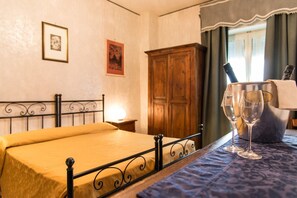 基本雙人或雙床房 | 客房內保險箱、書桌、免費無線上網、床單