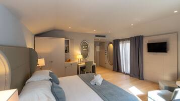 Deluxe-Doppelzimmer, Blick auf den Innenhof | Hochwertige Bettwaren, Minibar, Zimmersafe, Schreibtisch