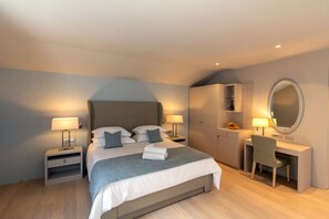 Habitación Deluxe doble, vistas al patio | Ropa de cama de alta calidad, minibar, caja fuerte y escritorio