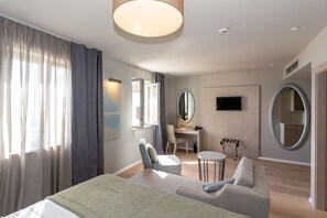 豪華雙人或雙床房, 1 張特大雙人床, 海景 | 高級寢具、迷你吧、客房內保險箱、書桌