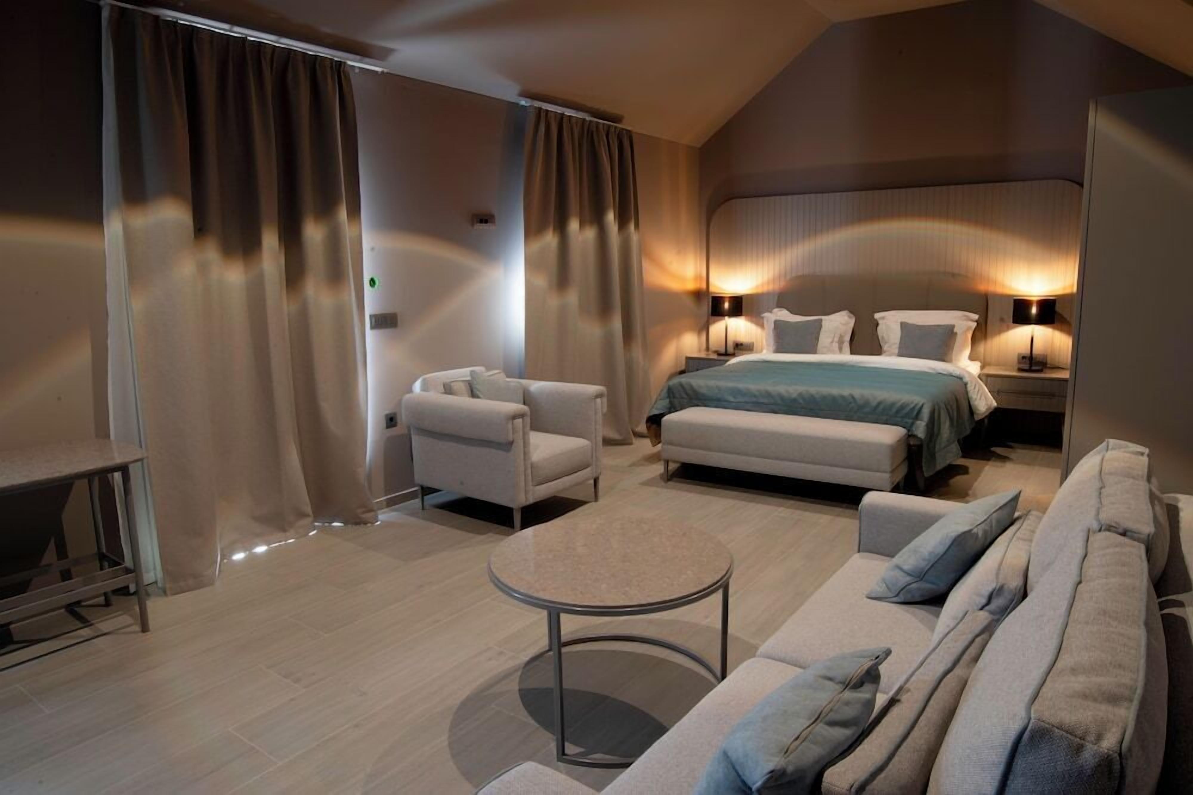Ropa de cama de alta calidad, minibar, caja fuerte y escritorio