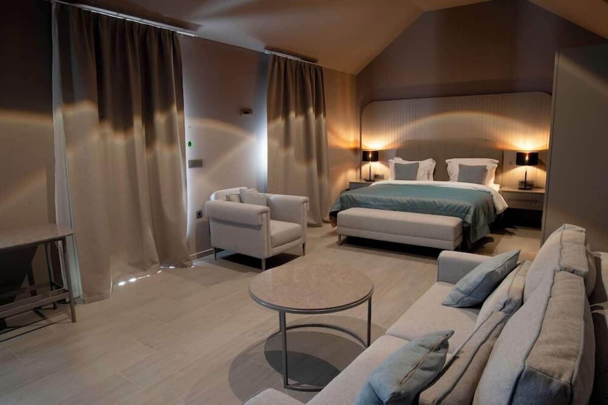 Ropa de cama de alta calidad, minibar, caja fuerte y escritorio