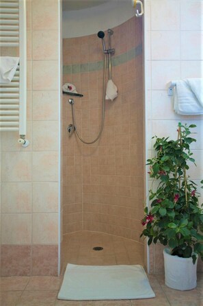 Bathroom shower - Hotel Crystal (Rimini)