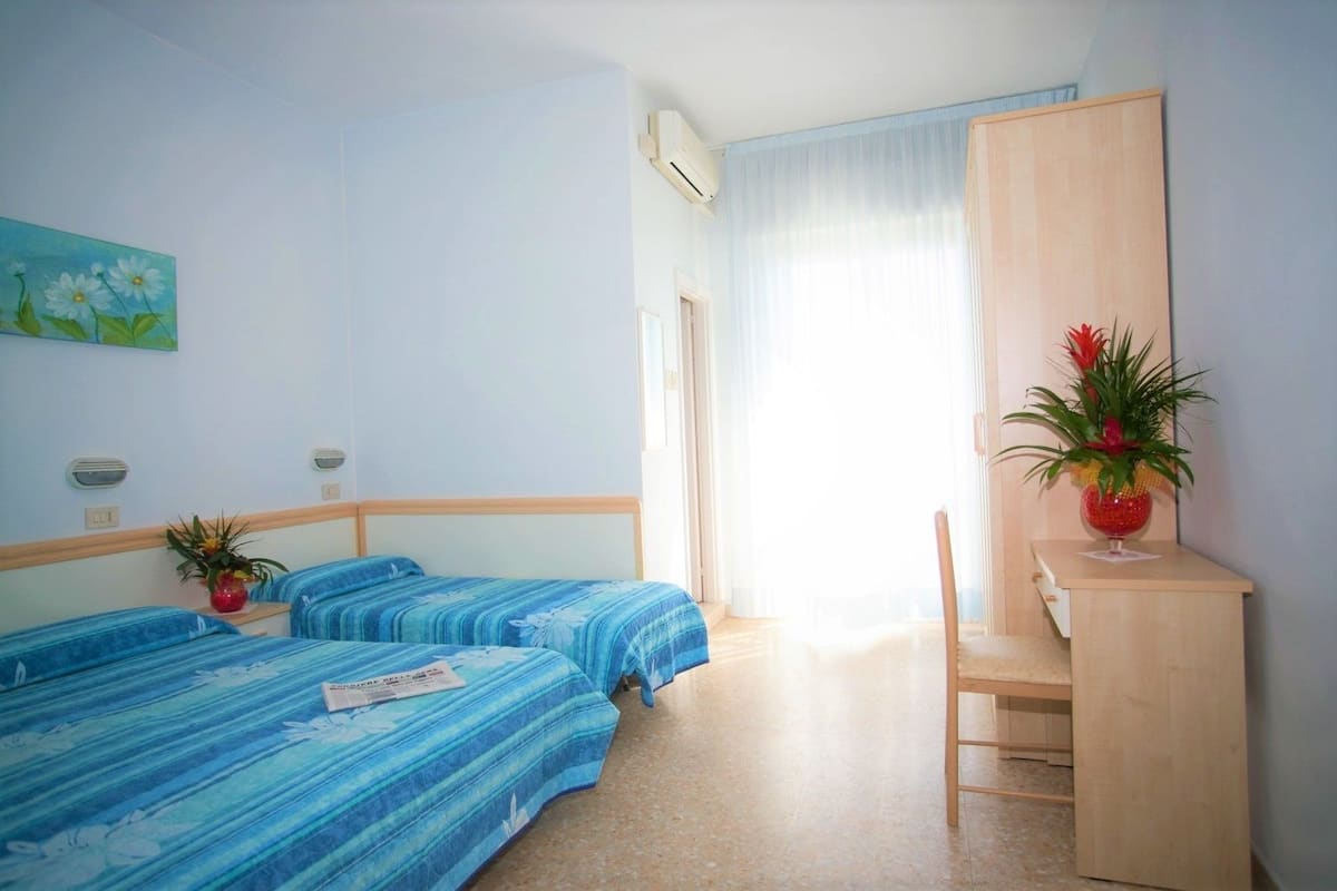 Triple Room | In-room safe, desk, cots/infant beds, free WiFi