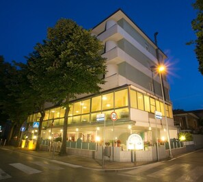 Front of property - evening/night - Hotel Crystal (Rimini)