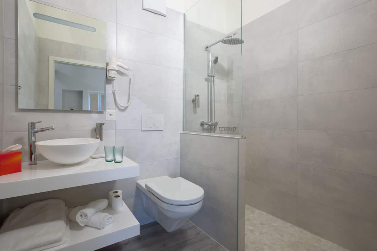 Superior-Studio, Terrasse (Studio 11) | Badezimmer | Dusche, Hydromassagedusche, kostenlose Toilettenartikel, Haartrockner