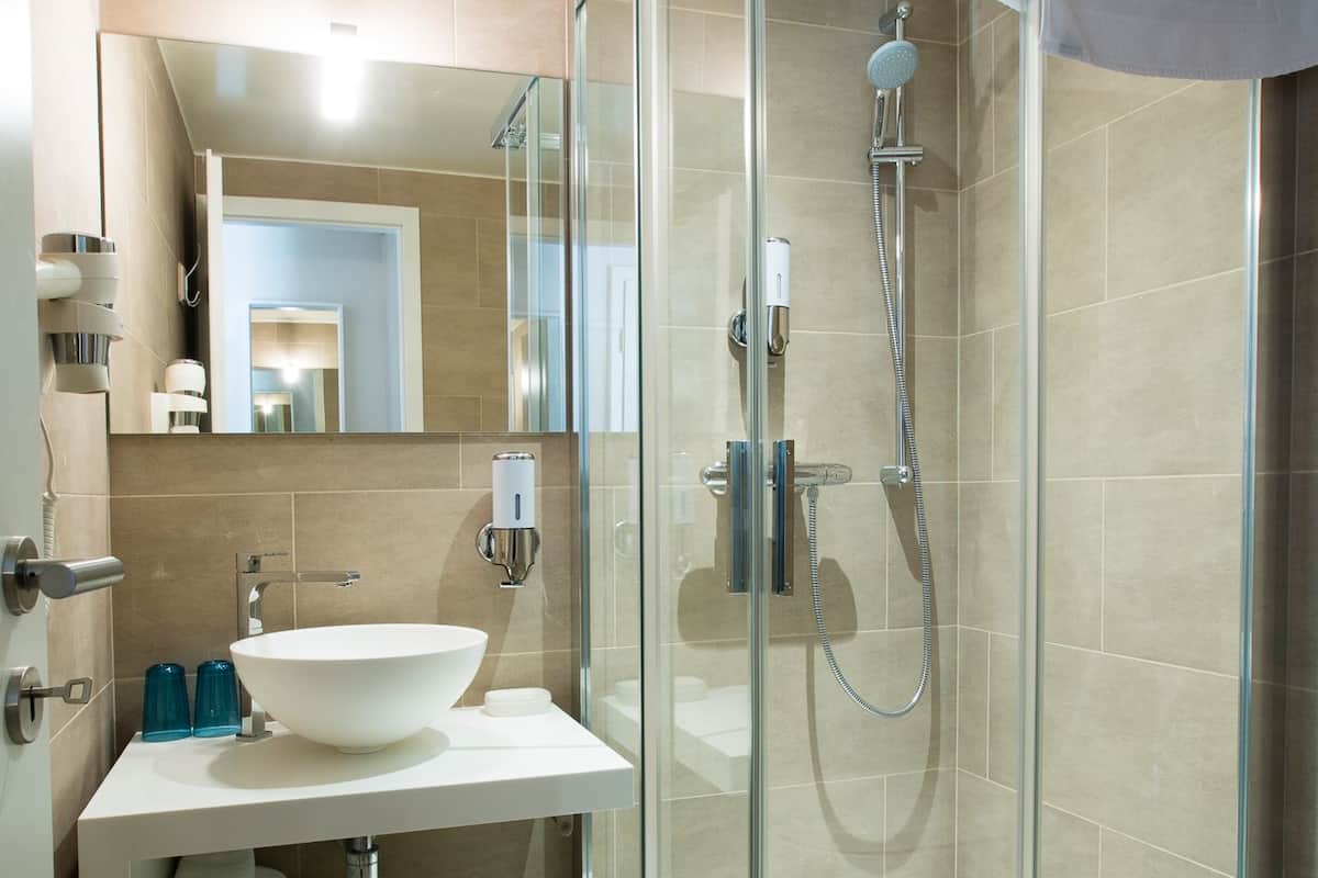 Superior-Studio, Küche (Studio 6) | Dusche im Bad