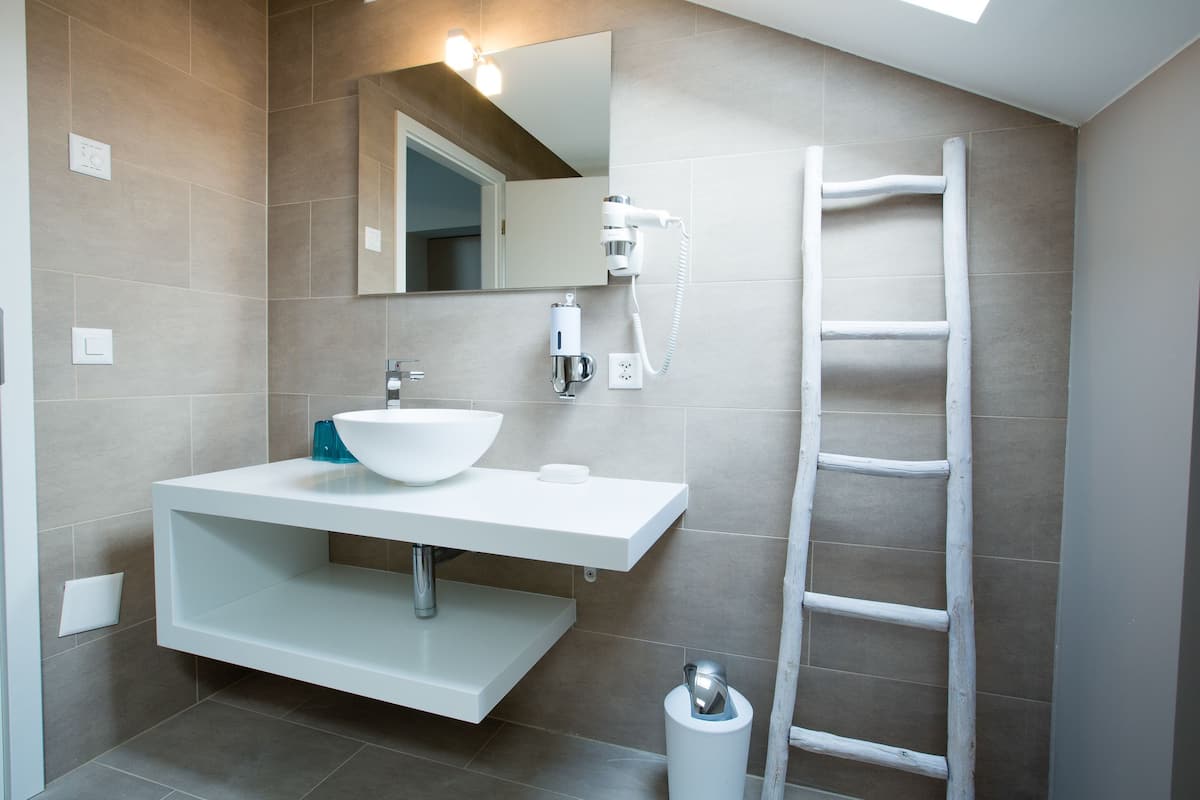 Superior-Apartment, Küche (Studio 9) | Badezimmerausstattung | Dusche, Hydromassagedusche, kostenlose Toilettenartikel, Haartrockner