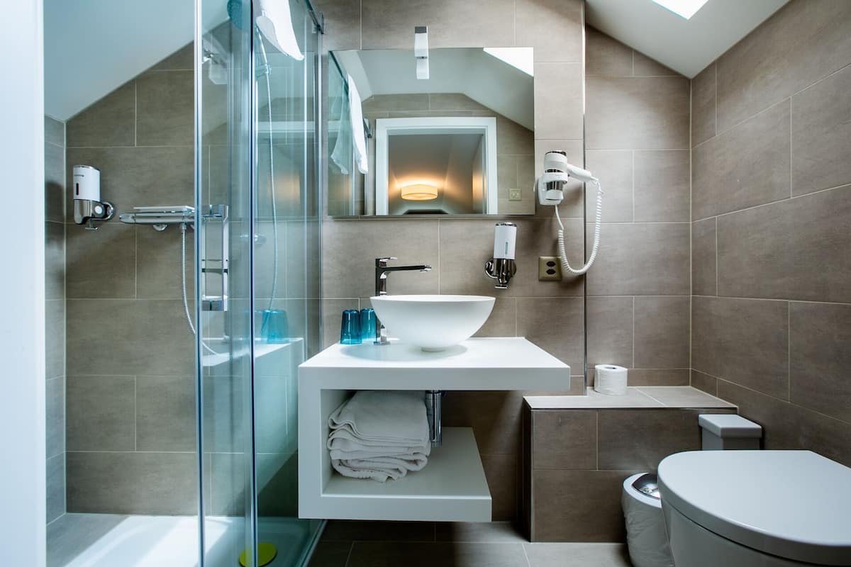 Superior-Studio, Küche (Studio 4) | Badezimmerausstattung | Dusche, Hydromassagedusche, kostenlose Toilettenartikel, Haartrockner