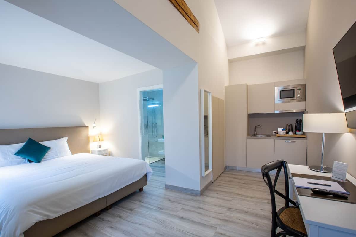 Superior-Studio, Terrasse (Studio 10) | Eigene Küche | Kühlschrank, Mikrowelle, Wasserkocher mit Kaffee-/Teezubehör