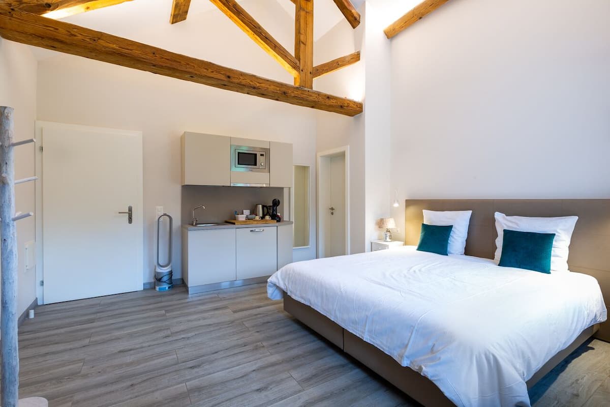 Superior-Studio, Küche (Studio 15) | Eigene Küche | Kühlschrank, Mikrowelle, Wasserkocher mit Kaffee-/Teezubehör